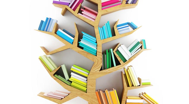 bibliothèque en forme d'arbre rempli de livres