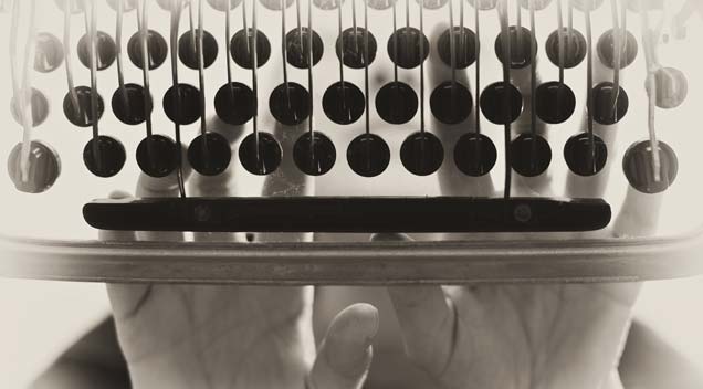 main sur un clavier