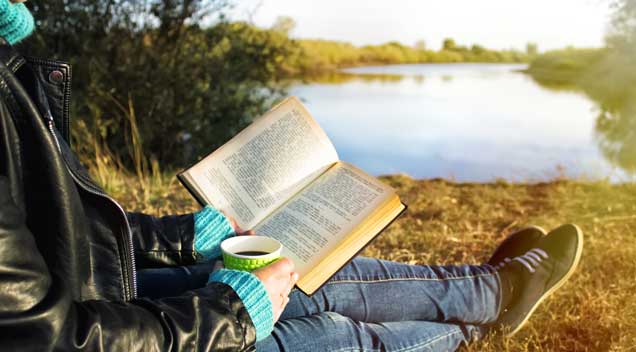 lecture d'un livre dans la nature