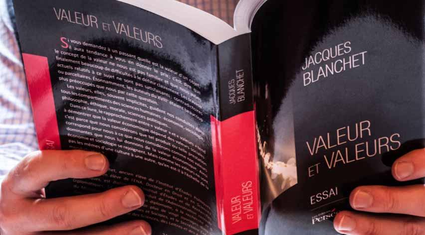 Photo du livre "Valeur et valeurs" entrant d'être lu